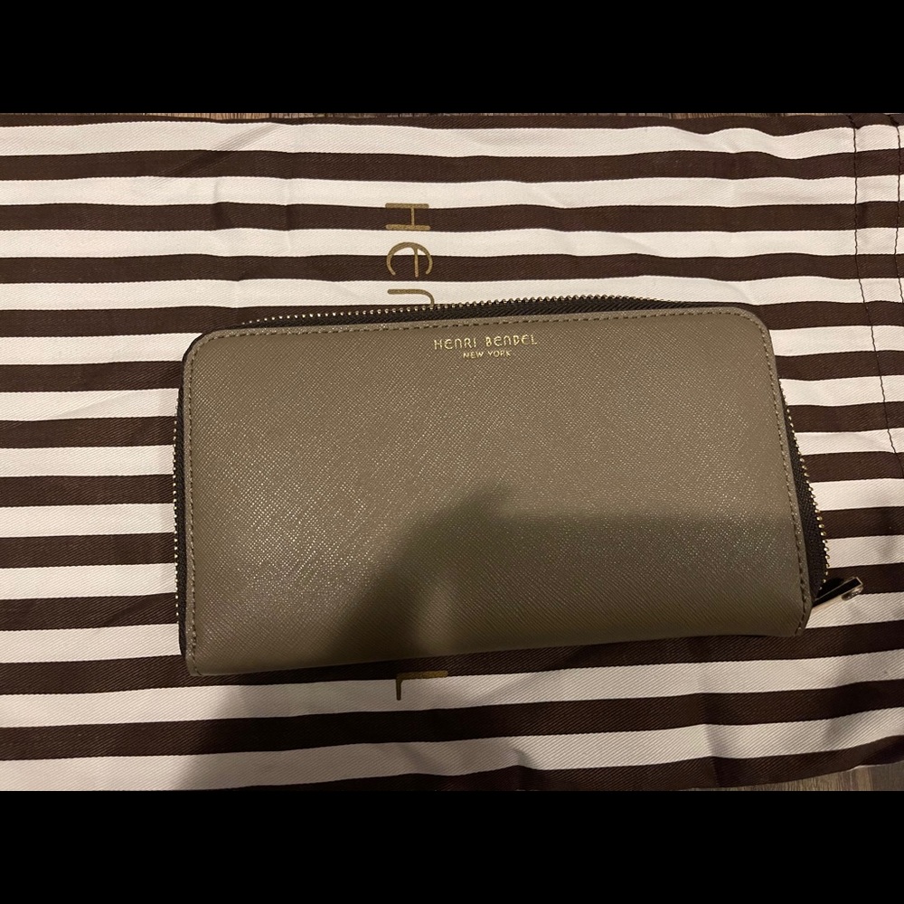Henri bendel wallet